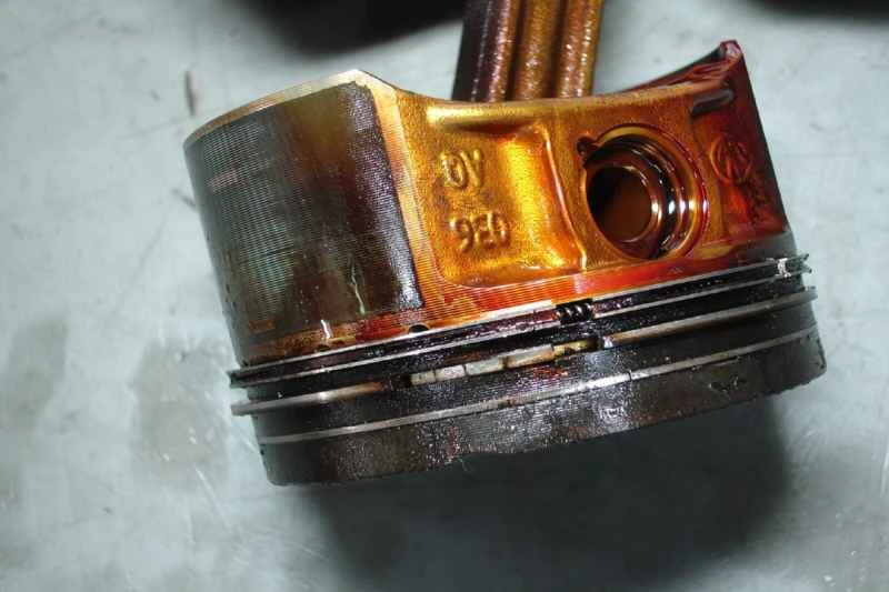 【100の質問】エンジンのカーボン堆積物＋スラッジ除去 特別質問2：カーボン堆積物はエンジンにどのような影響を与えますか？