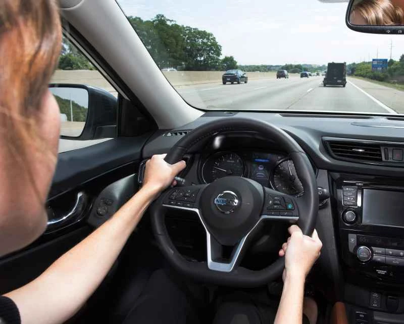 【車両メンテナンスFAQ】最近、停車中にハンドルを回すとだんだん重くなってきていることに気づき、また、ハンドルを回すとエンジンルームから異音がするようになりました。原因は何でしょうか？