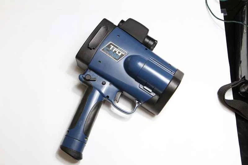 【100の質問】スピード違反切符を避ける方法（パート2）<br>レーザーガンとは何ですか？レーザーシールドはどうやって買えますか？