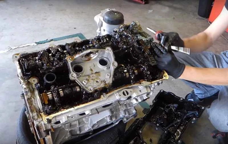 5,000キロごとにエンジンオイルを交換するのはビジネスマンの陰謀なのでしょうか？オイルを交換しないとどうなるのでしょうか？