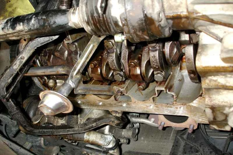 【100の質問】エンジンのカーボン堆積物とスラッジ除去特集：質問5：エンジンスラッジの形成原因